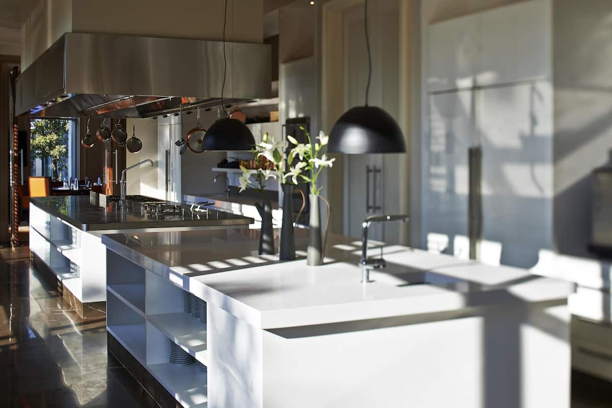 3 restaurants, breakfast served