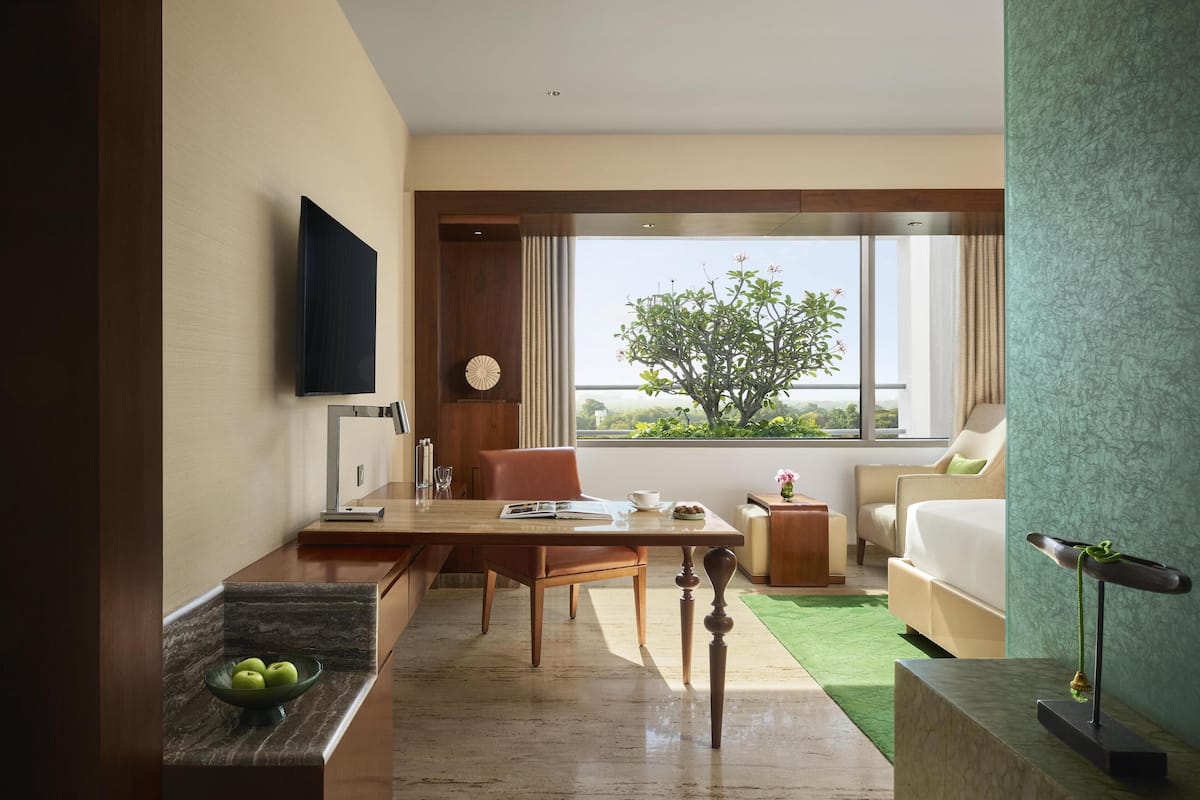Room, 1 King Bed | Premium bedding, minibar, in-room safe, desk