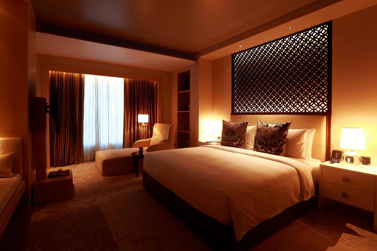 premium bedding, minibar, in-room safe, desk