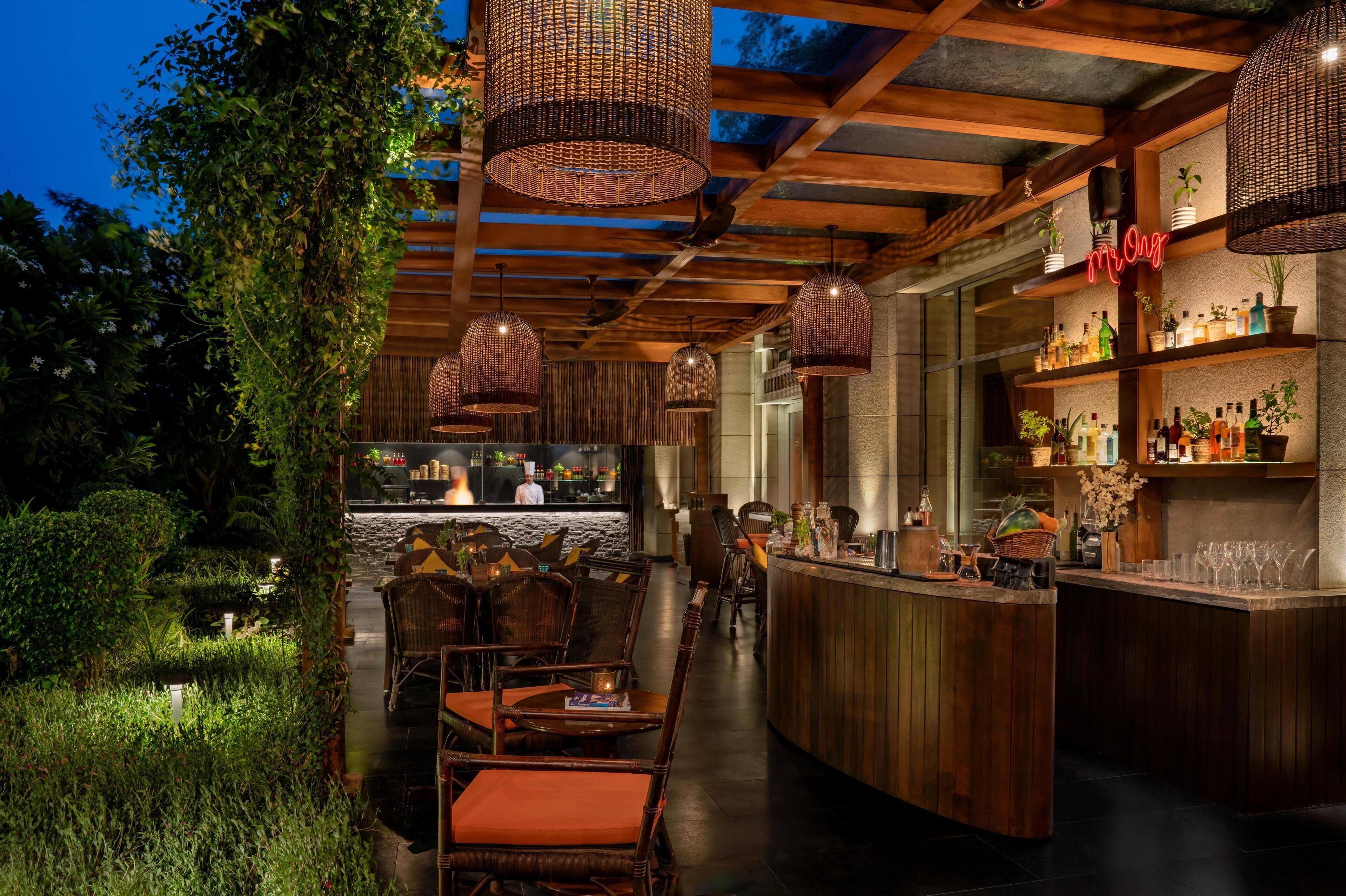 3 restaurants, breakfast served