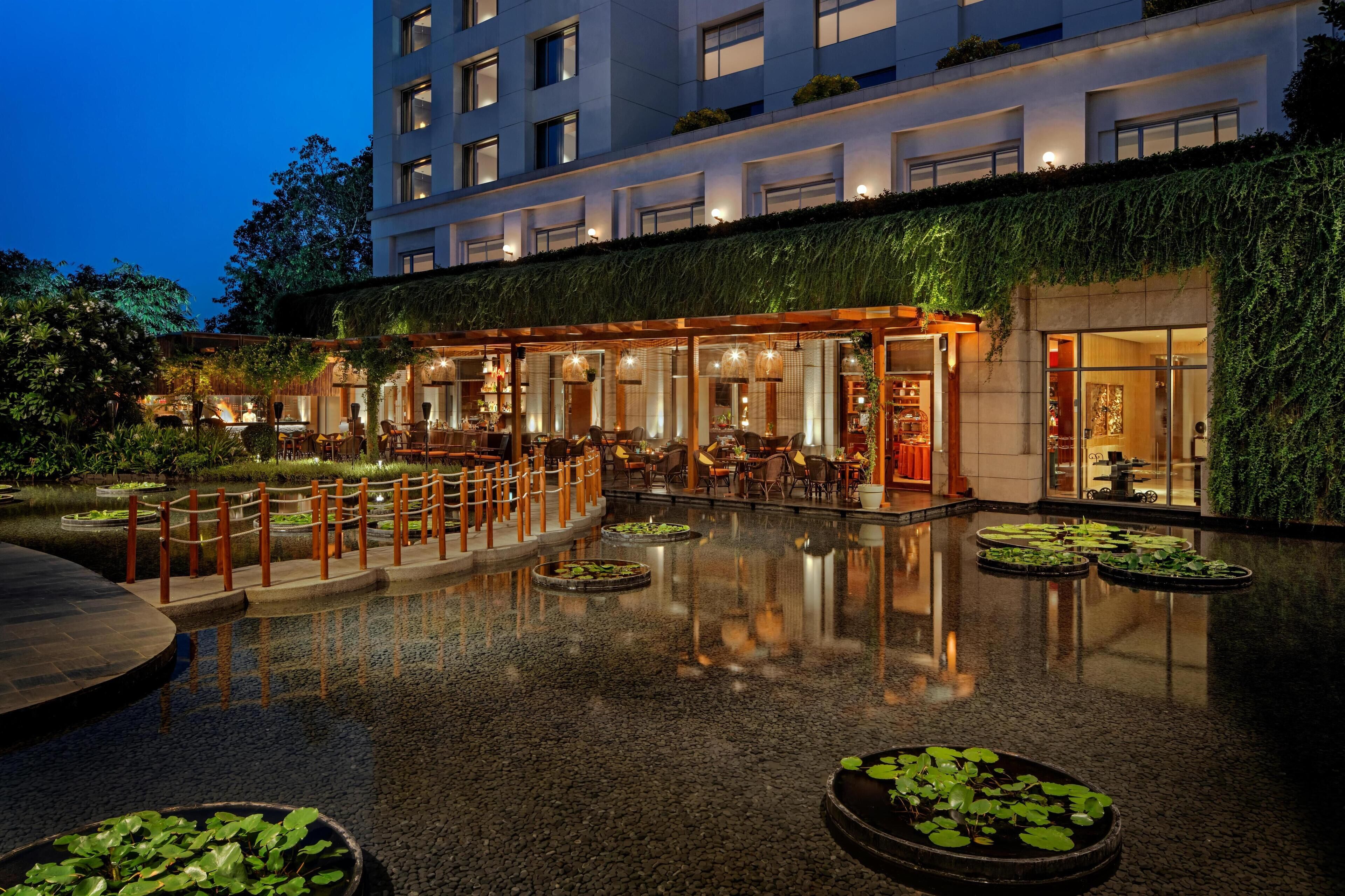 3 restaurants, breakfast served