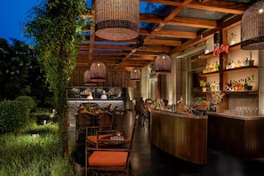 3 restaurants; breakfast, lunch and dinner served