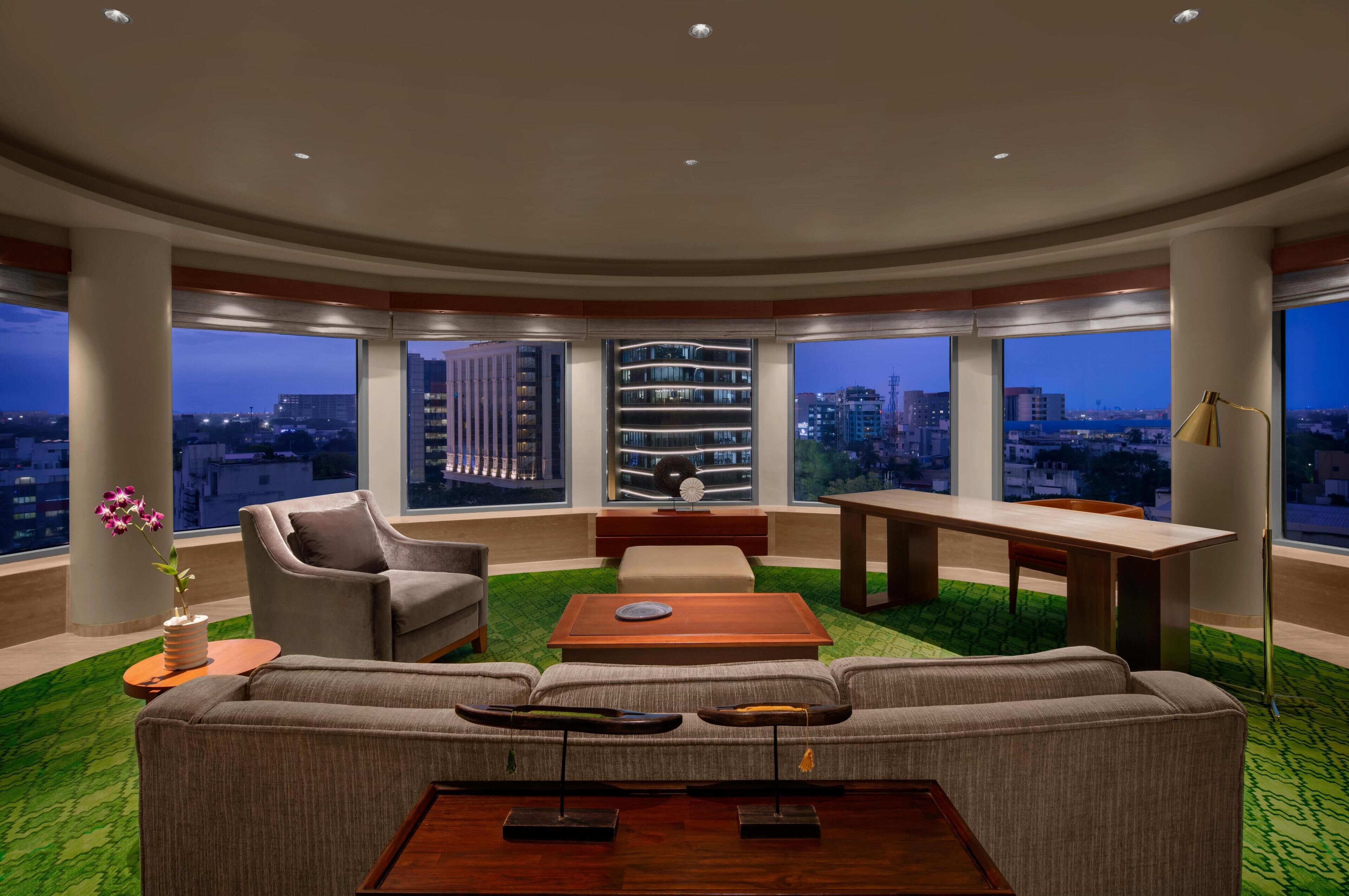 高級寝具、ミニバー、セーフティボックス (室内)、デスク