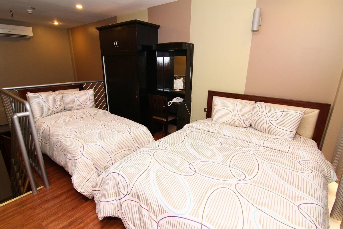 Deluxe Suite, Corner | Premium bedding, down duvets, Tempur-Pedic beds, rollaway beds