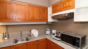 Deluxe Suite, Corner | Private kitchen | Full-size fridge, microwave, rice cooker