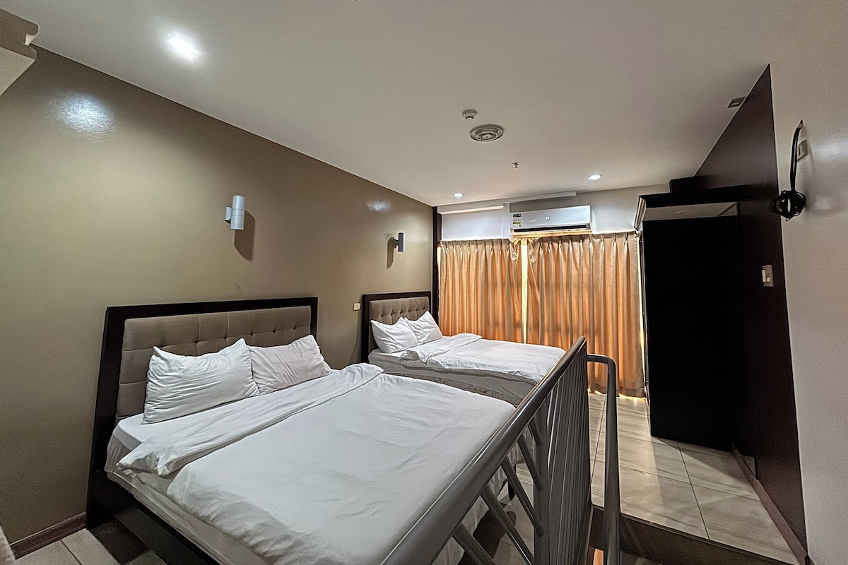 Deluxe Suite | Premium bedding, Tempur-Pedic beds, desk