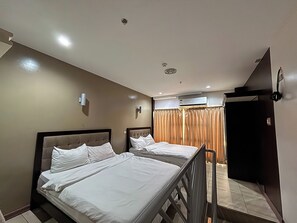 豪華套房 | 高級寢具、Tempur-Pedic 床墊、書桌、熨斗/熨衣板