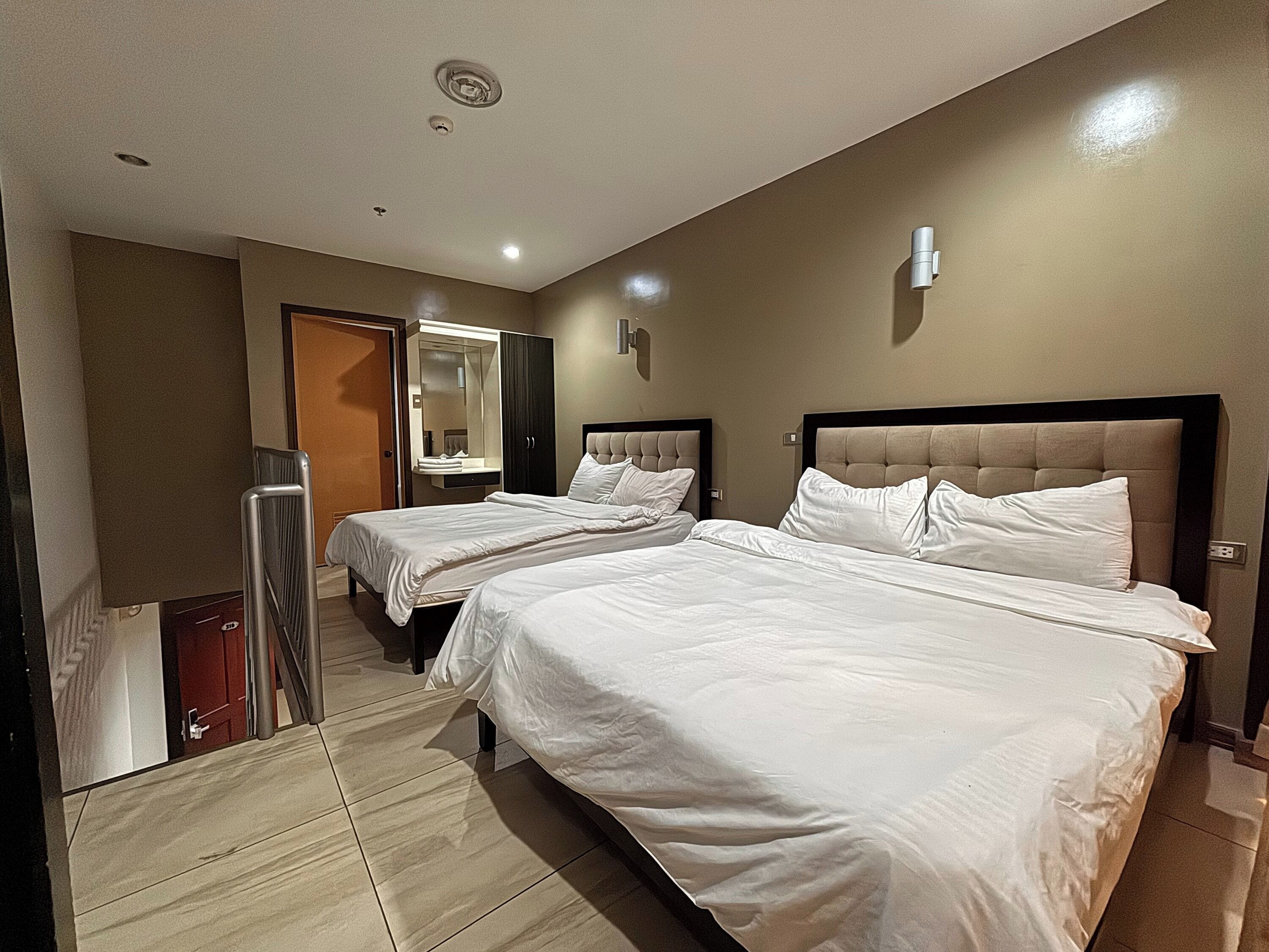 Premium bedding, Tempur-Pedic beds, desk