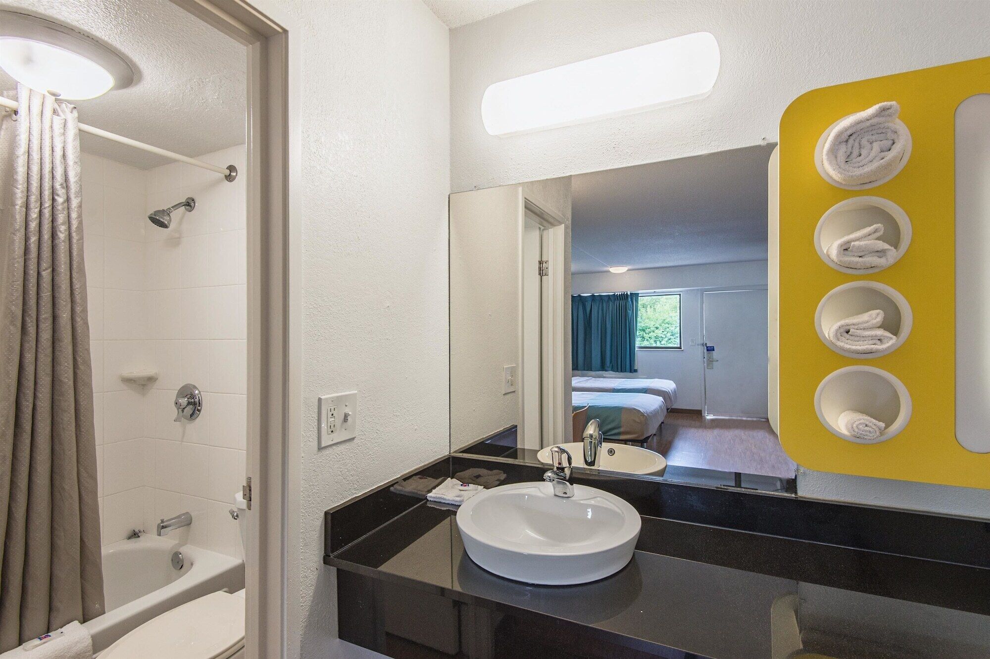 Combined shower/bathtub, towels