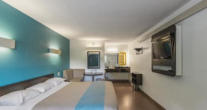 Motel 6 Overland Park, KS