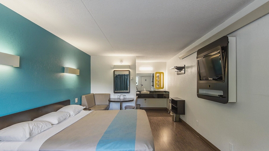 Motel 6 Overland Park, KS