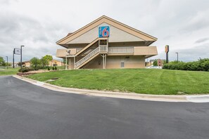 Front of property - Motel 6 Overland Park, KS (Overland Park)