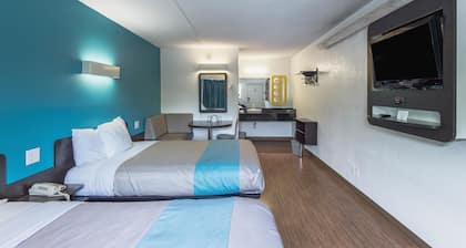 Motel 6 Overland Park, KS