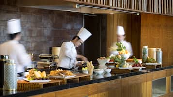 2 restaurantes, se sirven desayunos, comidas y cocina mediterránea