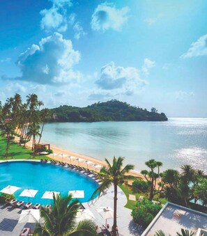 2 Außenpools, geöffnet von 08:00 Uhr bis 20:00 Uhr, Sonnenschirme