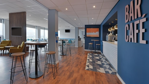 Bar (on property) - Travelodge London Excel Hotel (London)