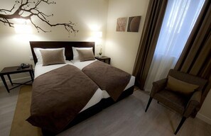 Habitación con 1 cama doble o 2 individuales | Caja fuerte, decoración individual, sistema de insonorización y cunas