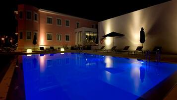 Una piscina cubierta, una piscina al aire libre de temporada, tumbonas