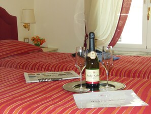 Memory-foam beds, minibar, in-room safe, desk - Locanda Colosseo (Rome)