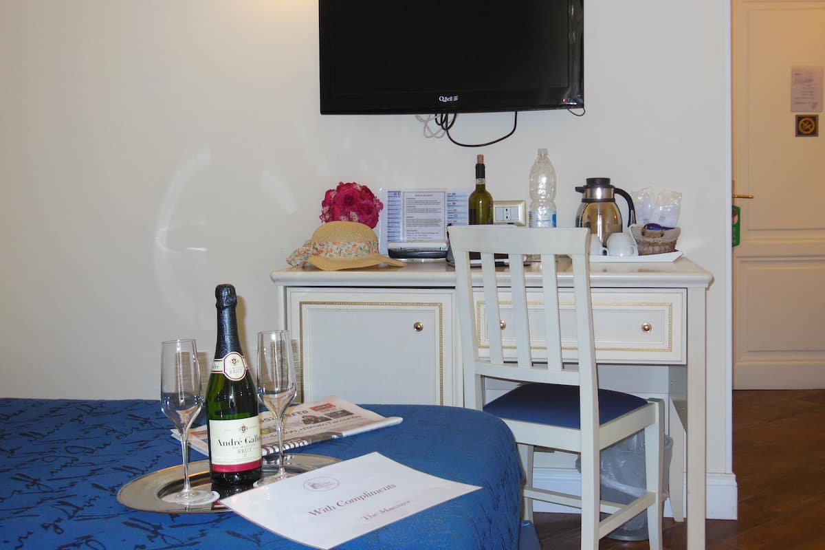 Camas con efecto memoria, minibar y caja de seguridad en la habitación