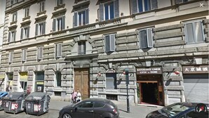 A historic building with a restaurant named "Ristorante Citta' di Fiore" on the ground floor. - Locanda Colosseo (Rome)