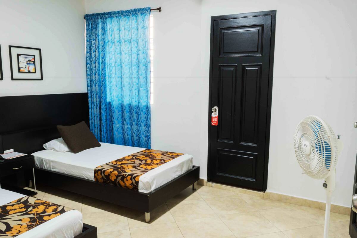 Twin Room | In-room safe, desk, WiFi (free), bed sheets