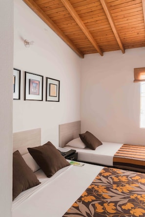 In-room safe, desk, free WiFi, bed sheets - Hotel Quinta Avenida (Medellín)