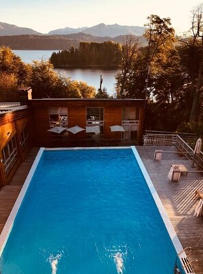 Indoor pool, seasonal outdoor pool, pool umbrellas, sun loungers - Bahía Montaña (Villa La Angostura)