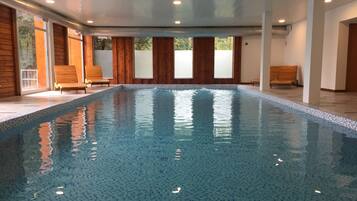 屋内プール、季節限定屋外プール、プール パラソル、サンラウンジャー