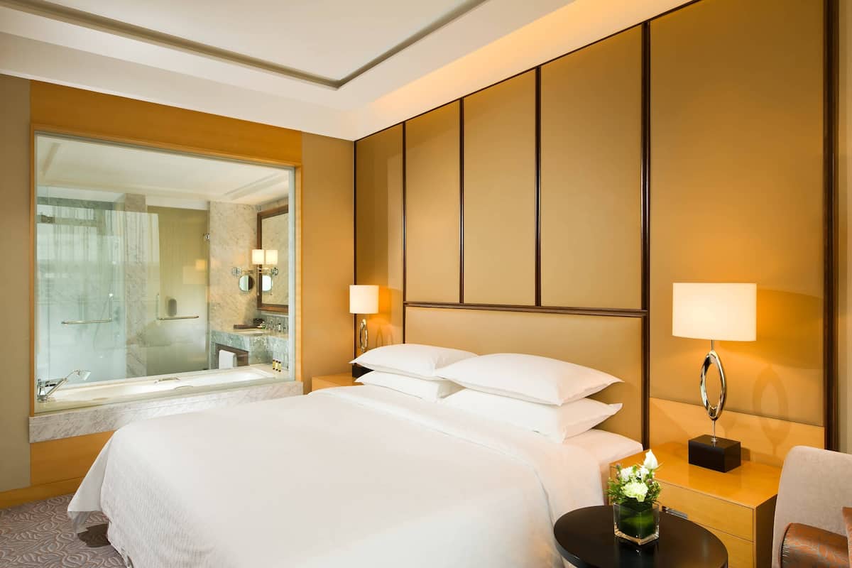 1 bedroom, down duvets, pillow-top beds, minibar