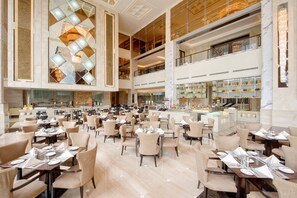 Serveert ontbijt, lunch, diner, uitzicht op het zwembad