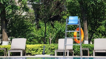 Piscina coperta, piscina stagionale all'aperto, ombrelloni da piscina