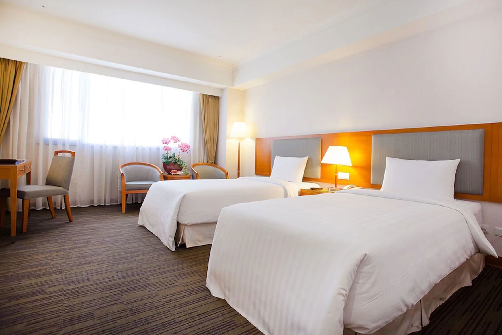 Minibar, värdeförvaringsskåp på rummet och skrivbord