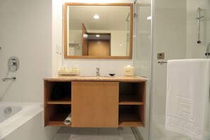 Quarto duplo superior | Banheiro | Secador de cabelo, toalhas de banho