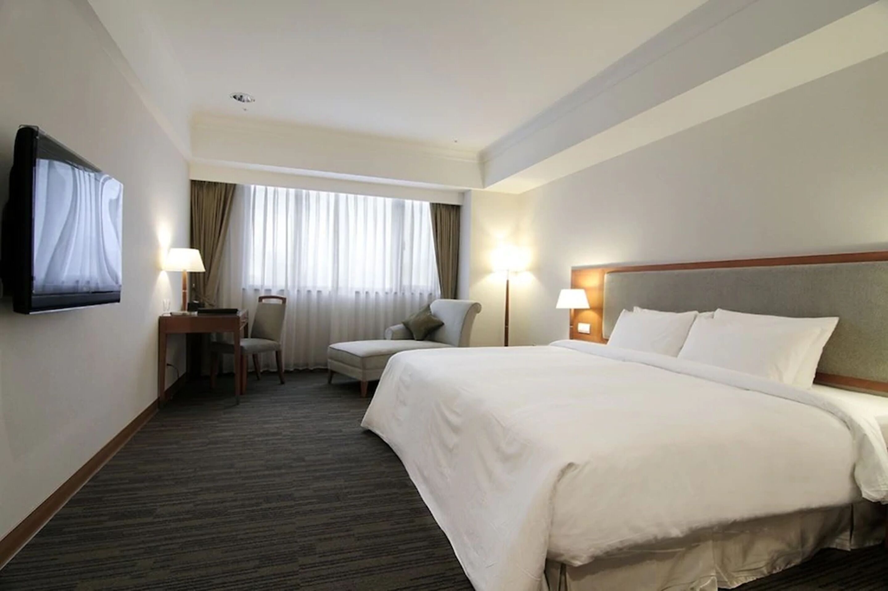 Minibar, värdeförvaringsskåp på rummet och skrivbord