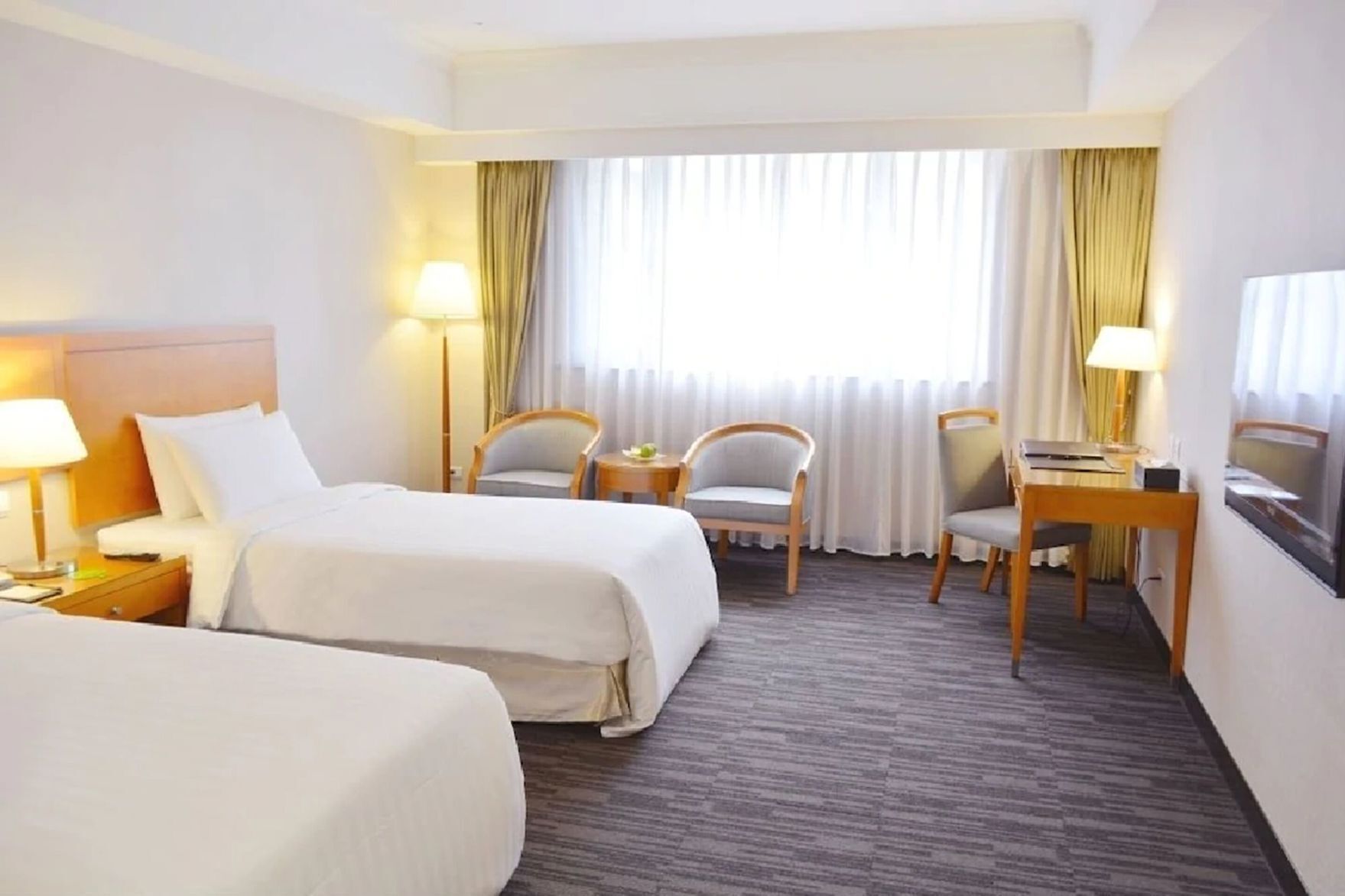 Minibar, värdeförvaringsskåp på rummet och skrivbord