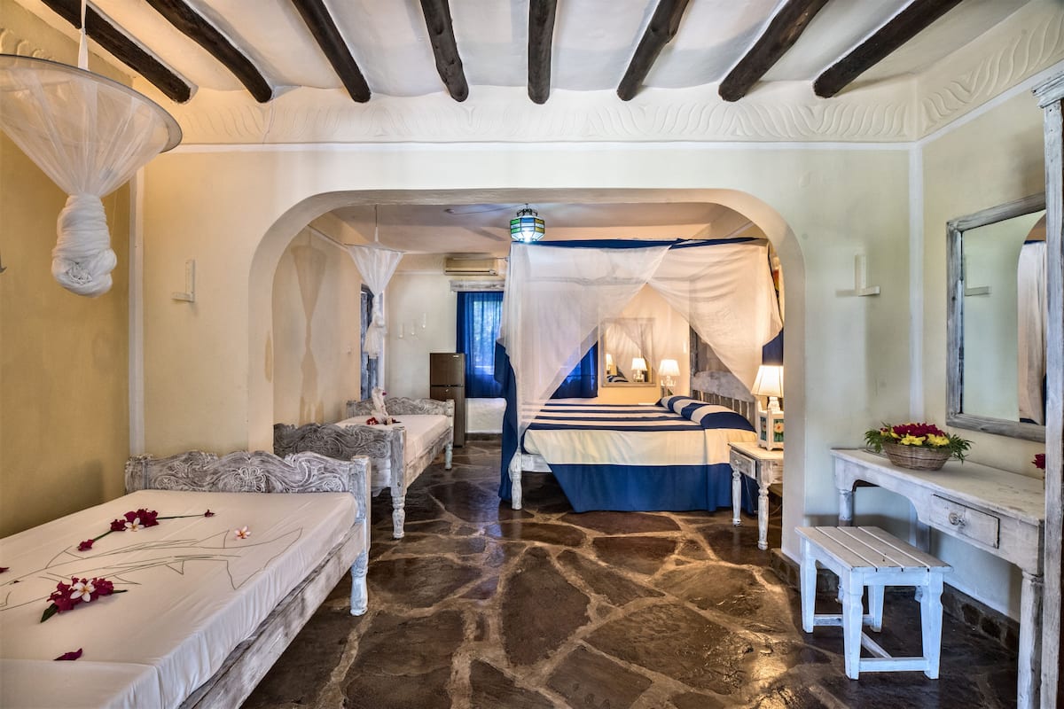 Minibar, in-room safe, bed sheets
