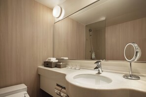 スイート | バスルーム | 個別の浴槽とシャワー、バスアメニティ (無料)、ヘアドライヤー、スリッパ