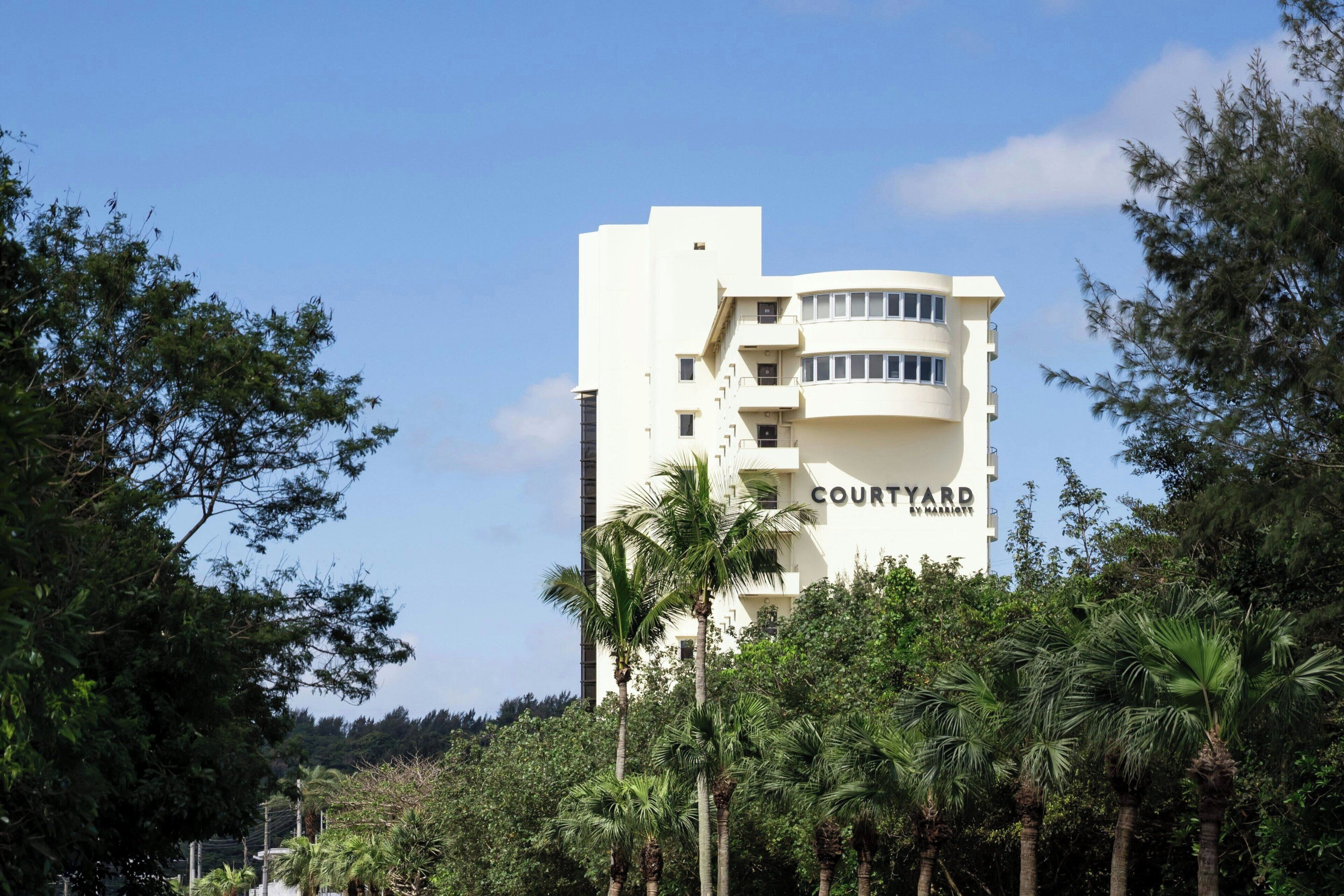 Un immeuble à plusieurs étages, avec une enseigne indiquant « COURTYARD BY MARBERRY » sur le côté.