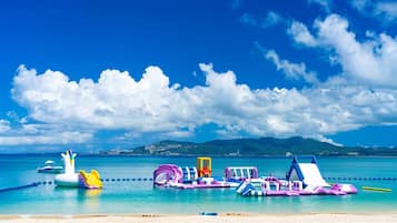 Playa privada, arena blanca, sillas reclinables de playa, sombrillas