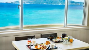 Petit déjeuner buffet (2200 JPY par personne)