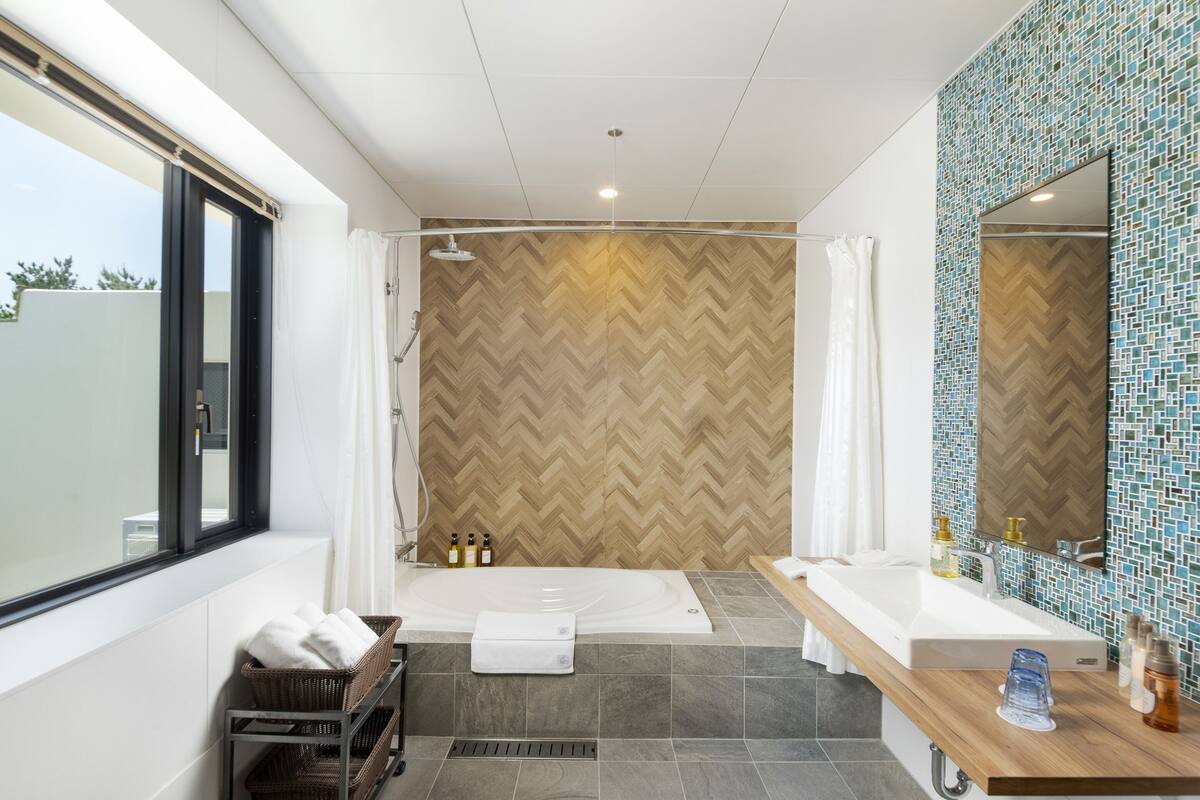 suite cottage jinwa 3-bedroom 201m2 no smoking (with private pool) | bathroom amenities | free toiletries, hair dryer, slippers, electronic bidet