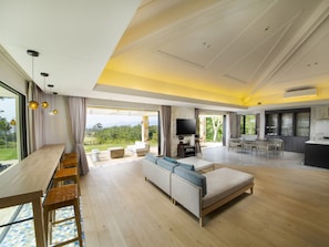 Casa de campo de lujo | Sala de estar | Televisión de pantalla plana de 40 pulgadas con canales vía satélite