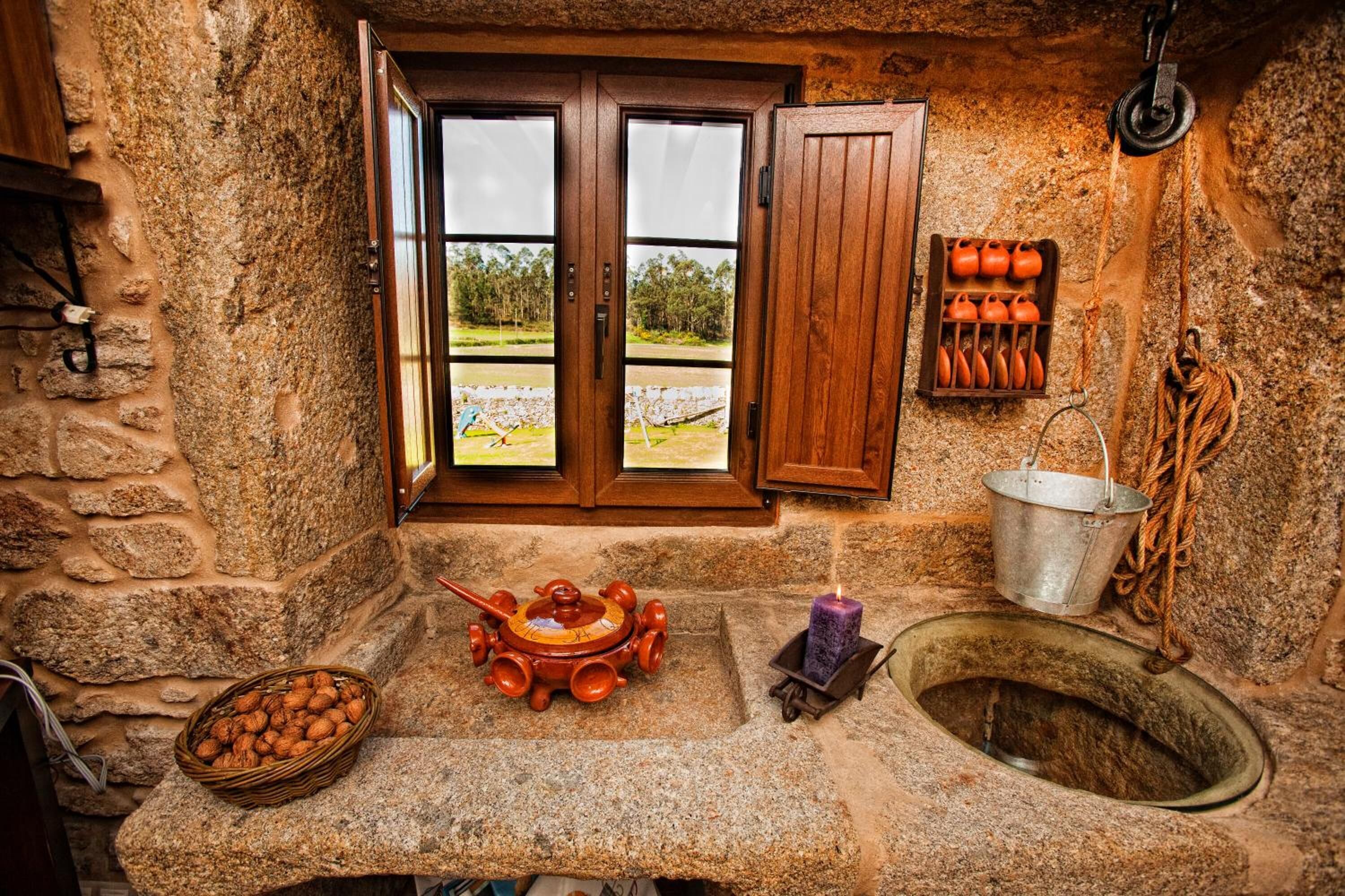 Shower, rainfall showerhead, free toiletries, hair dryer