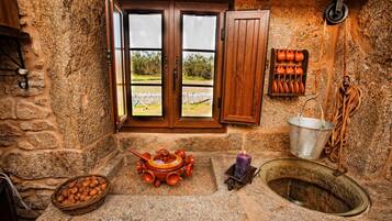 Shower, rainfall showerhead, free toiletries, hair dryer