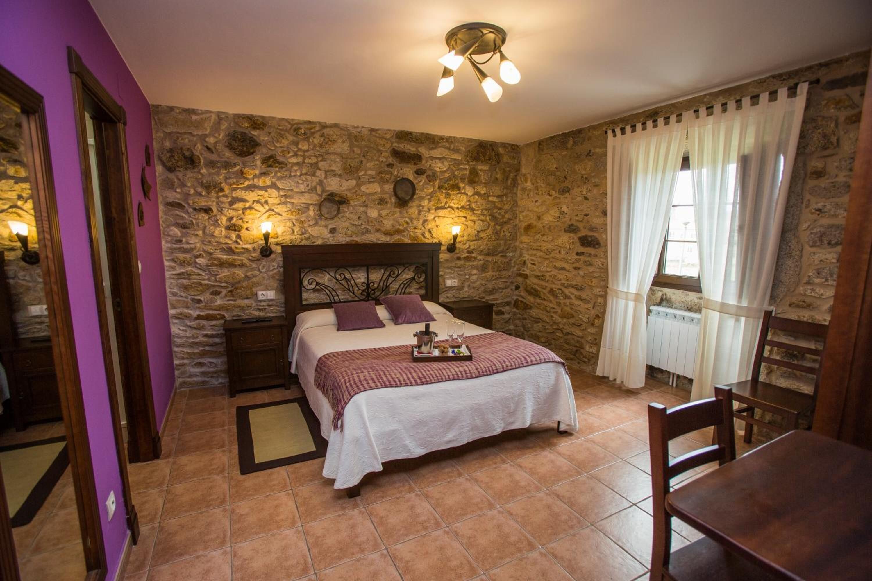 Una scrivania, culle/letti per bambini (a pagamento), Wi-Fi gratuito