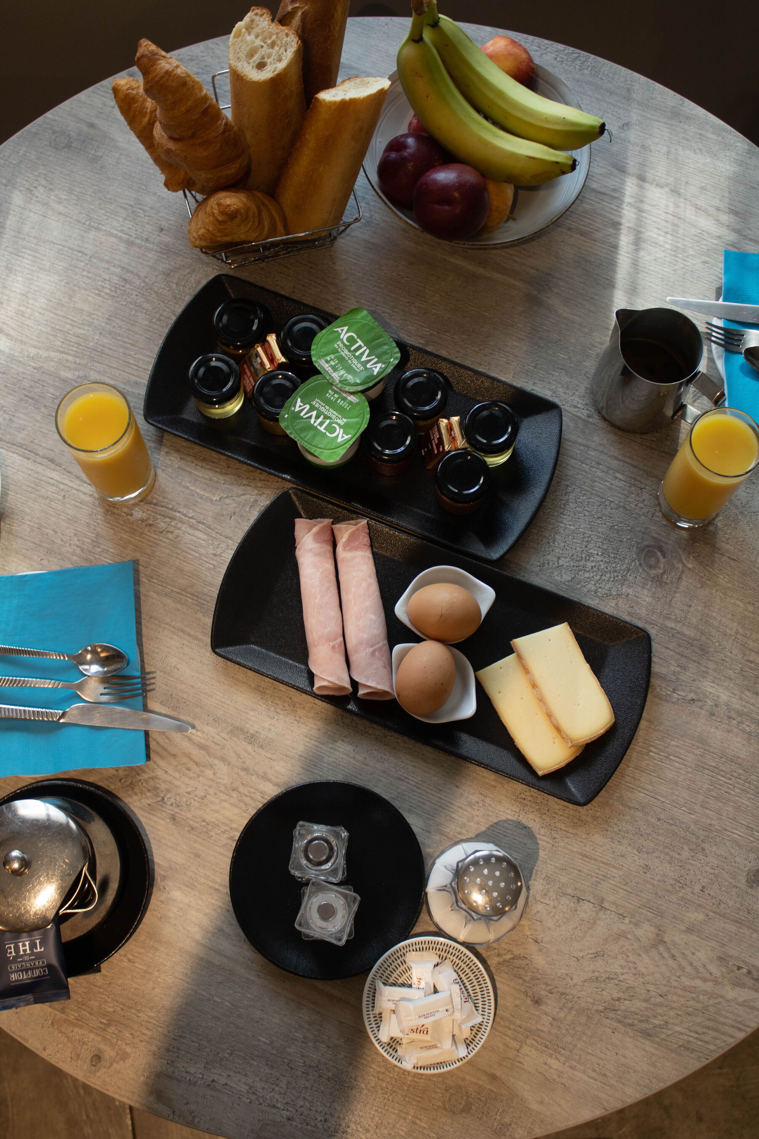 daily cooked-to-order breakfast (eur 14 per person)