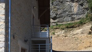 Un edificio de piedra con una escalera que lleva a un balcón.