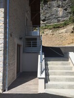 Um edifício de pedra com uma escadaria que leva a uma varanda.