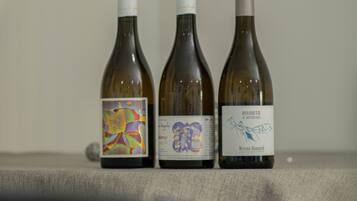 Tres botellas de vino sobre una mesa.